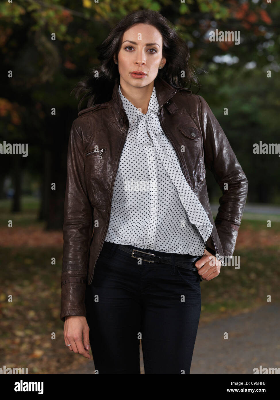 Femme portant un blouson de cuir brun un chemisier fantaisie et pantalons  en automne Photo Stock - Alamy