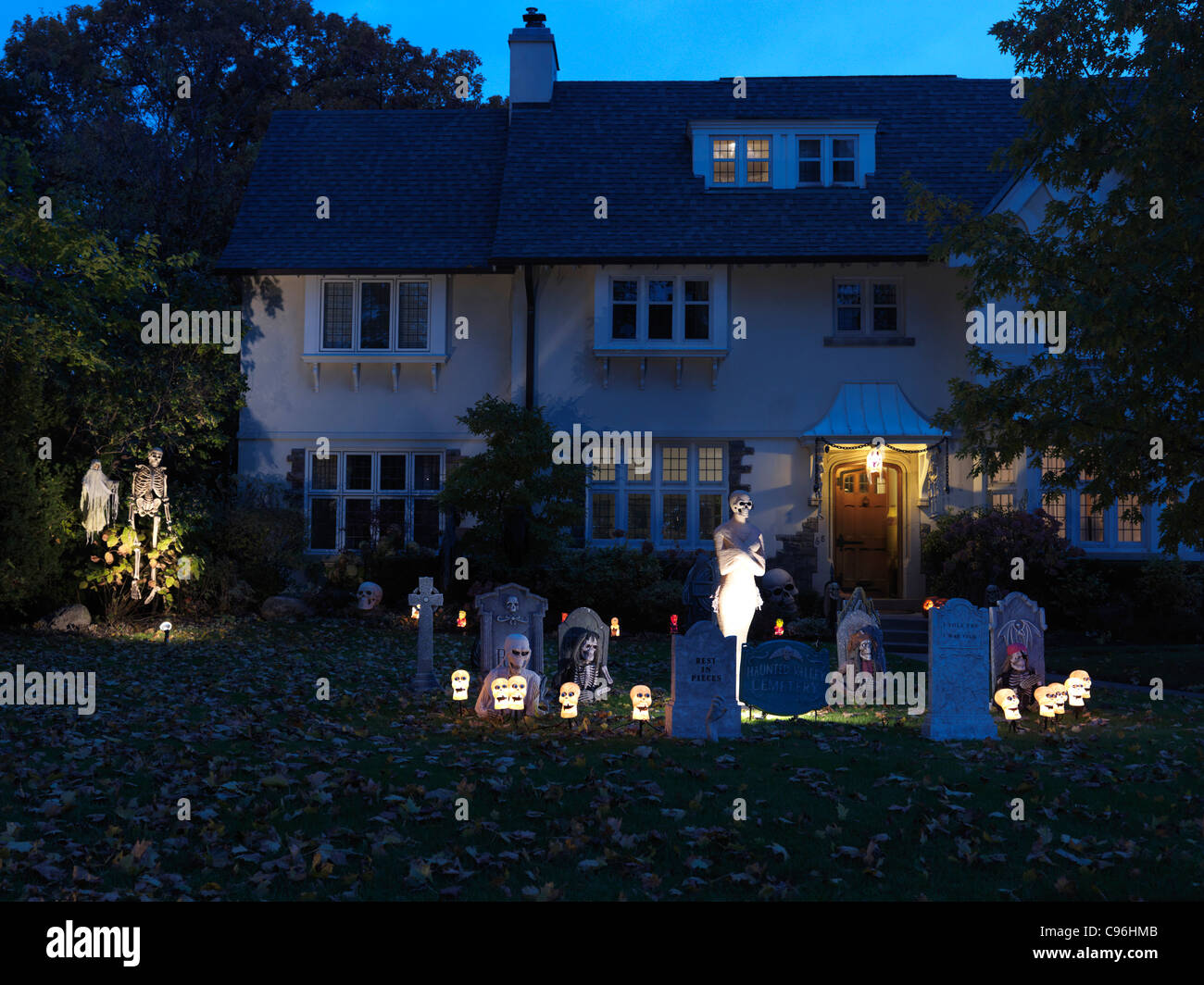 Décoration Halloween sinistre dans la cour avant d'une maison à Toronto, Canada. Banque D'Images