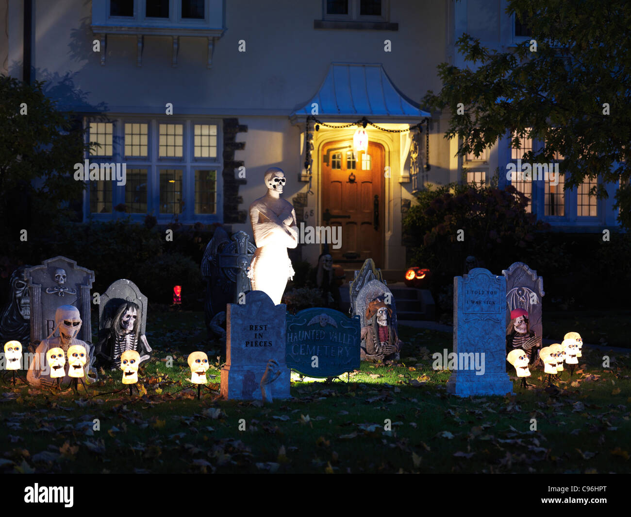 Spooky Halloween décoration. Cemetery dans la cour avant d'une maison à Toronto, Canada. Banque D'Images