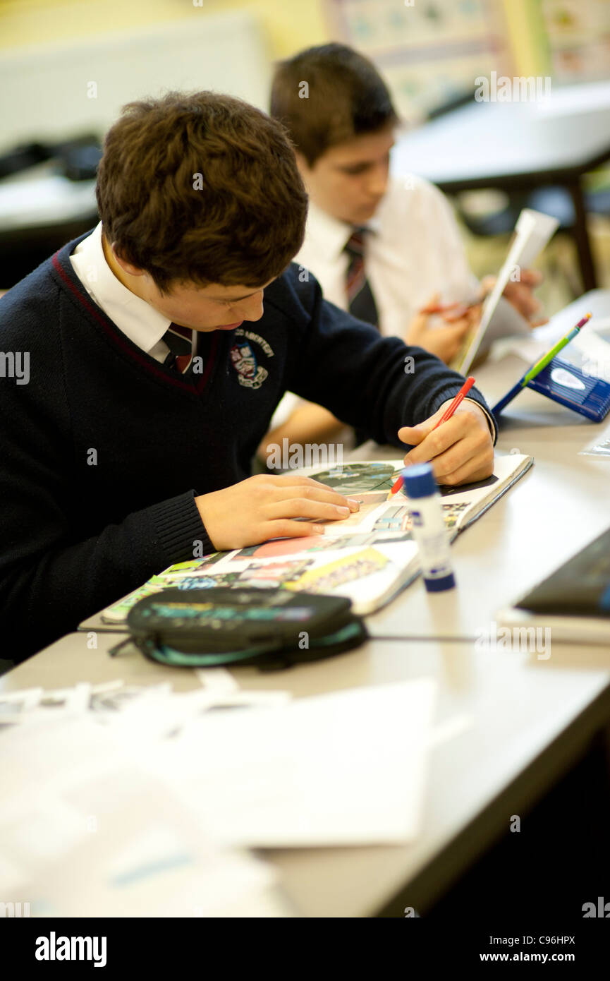 Les enfants de l'école secondaire dans une classe d'art, Pays de Galles, Royaume-Uni Banque D'Images