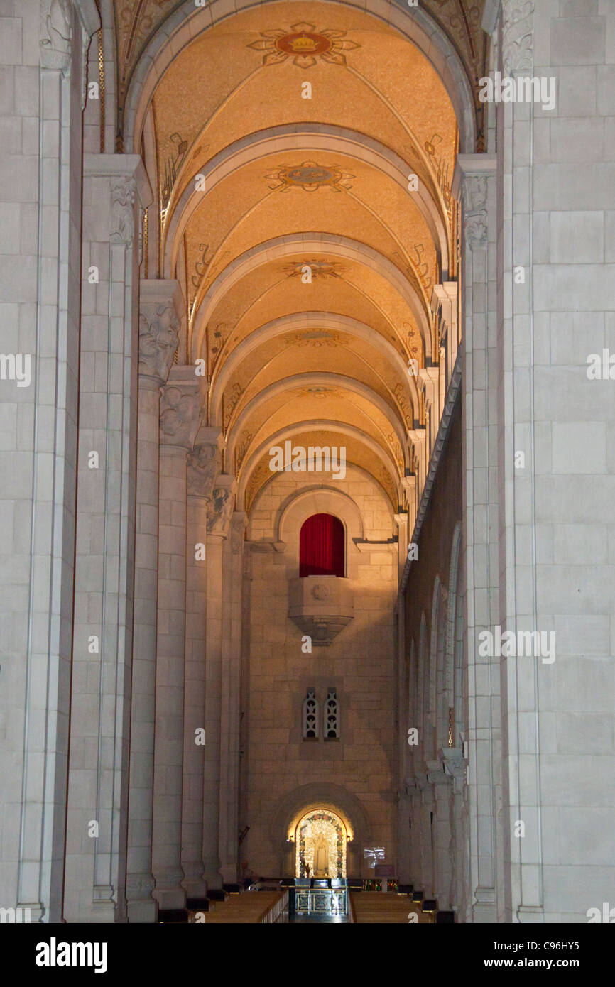 Scène intérieure à la basilique Sainte-Anne de Beaupré, à 20 milles au-dessus de la ville de Québec, au Canada. Banque D'Images