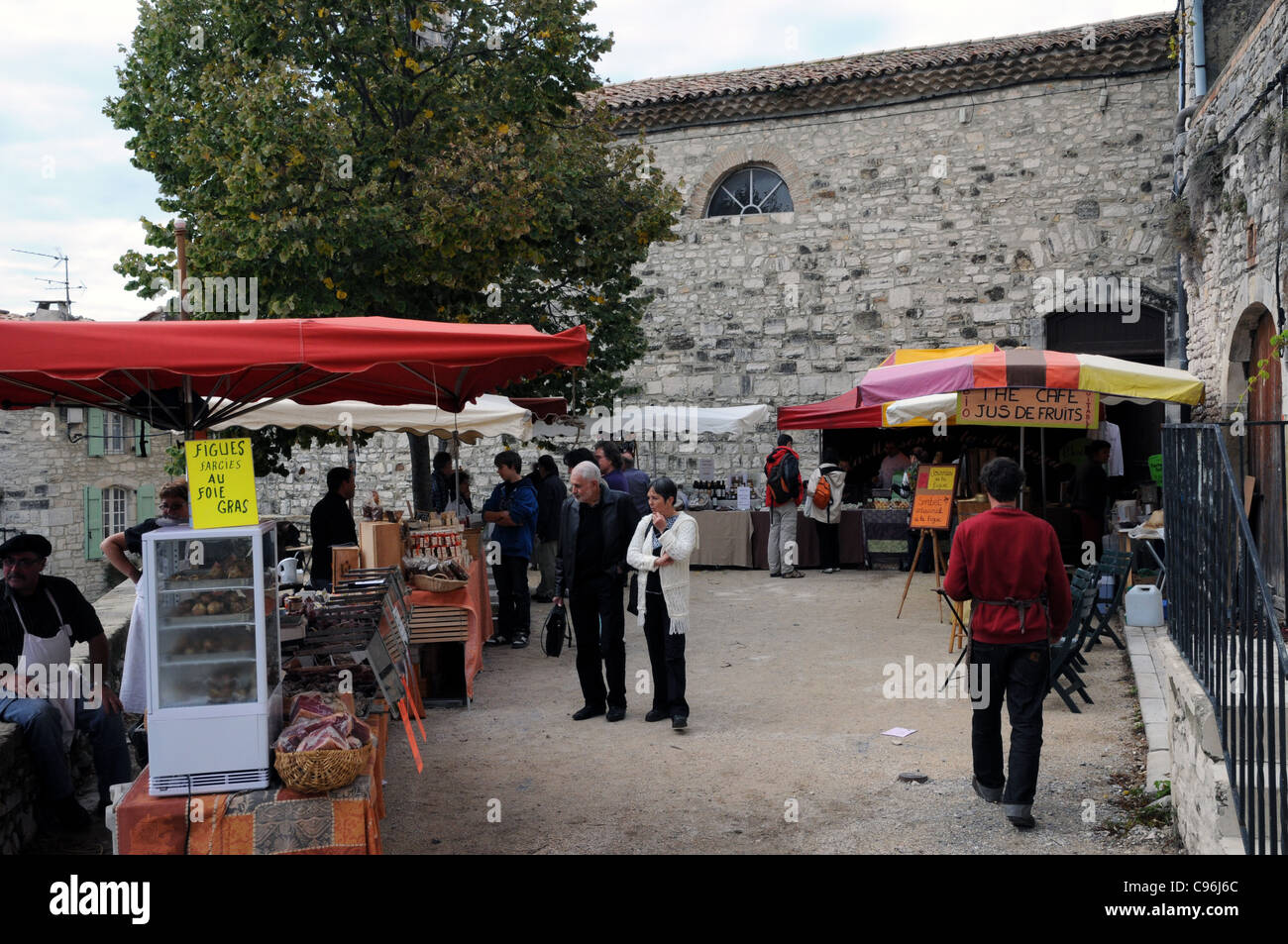 Commerçants et clients lors de l'assemblée annuelle La Fête de la figue dans la petite ville médiévale de Vezenobres dans le southof la France. Banque D'Images
