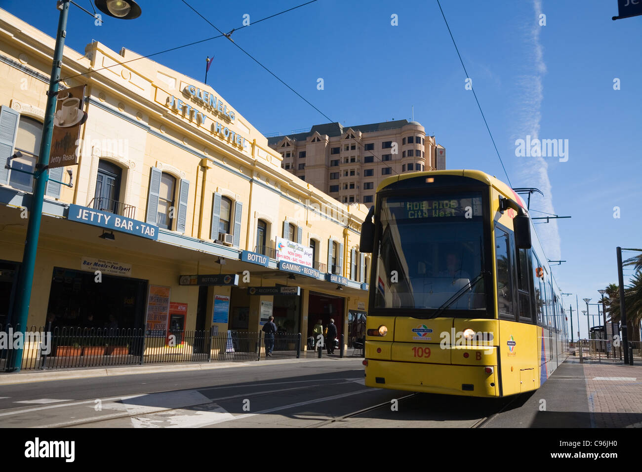 Tramway Glenelg en face de la jetée, hôtel à la plage de Glenelg. Adélaïde, Australie du Sud, Australie Banque D'Images