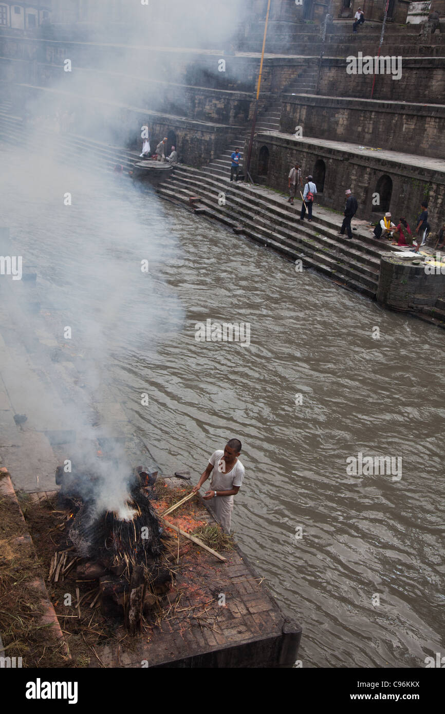 Le bûcher en feu par la rivière Bagmati à Katmandou. Banque D'Images