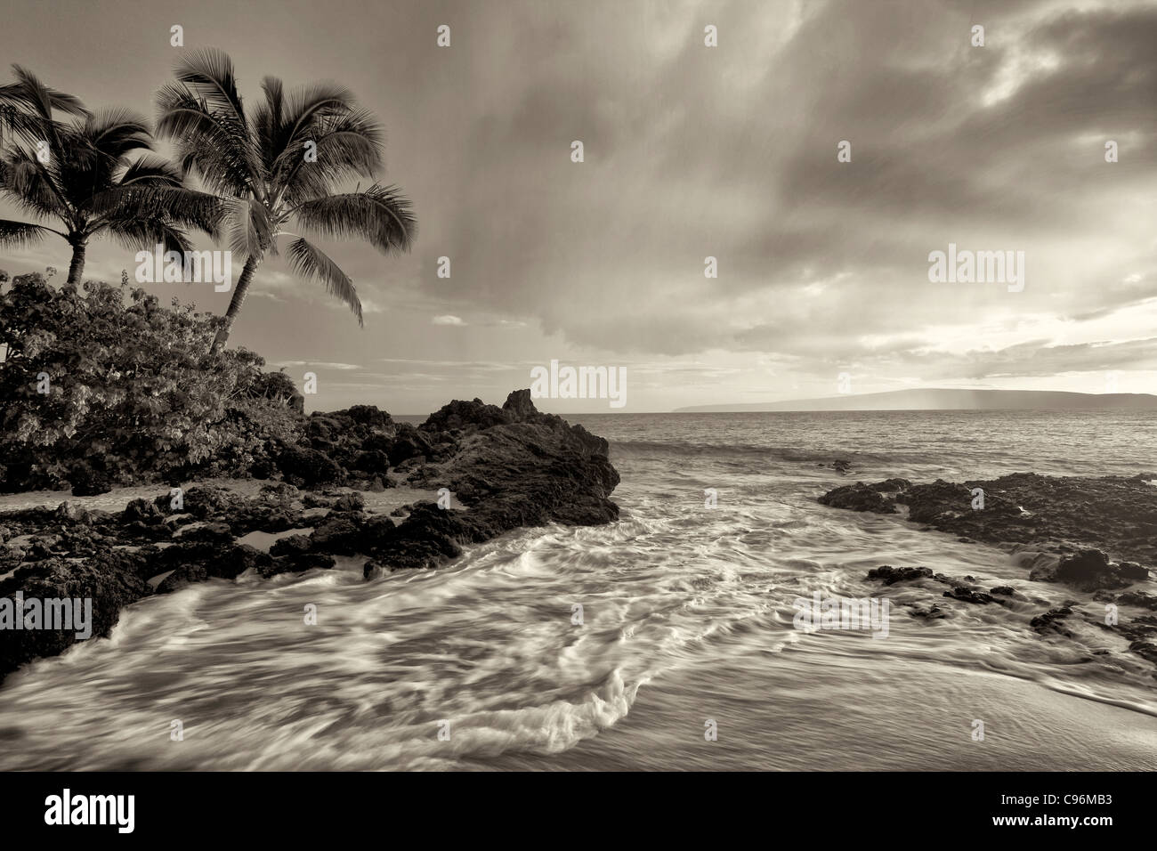 Coucher Soleil nuages et des vagues avec des palmiers. Maui, Hawaii. Banque D'Images