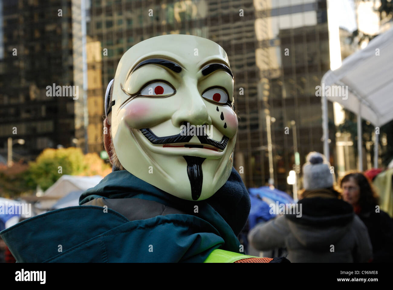 Masque de vendetta porté sur le dos d'une 'Vancouver' occupent la tête d'un manifestant au downtown art gallery, Vancouver city Banque D'Images