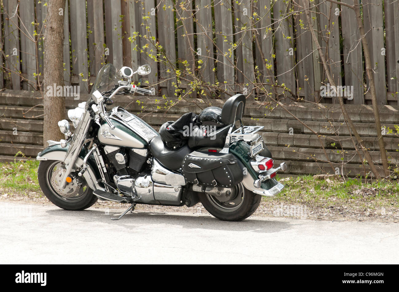 Moto Suzuki avec shinning casque sur le siège Banque D'Images