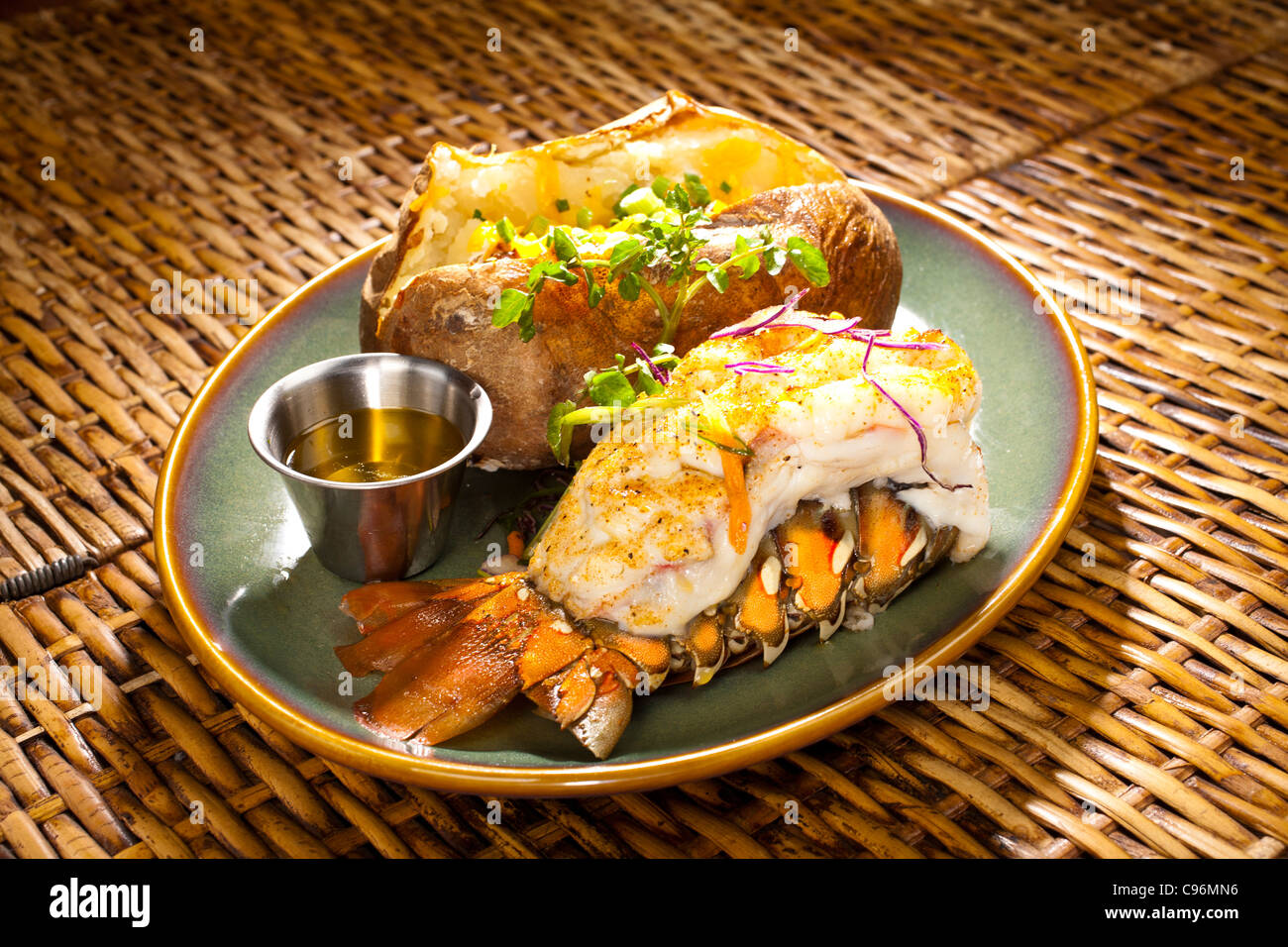Queue de homard au beurre, pomme de terre au four sur le côté Photo Stock -  Alamy