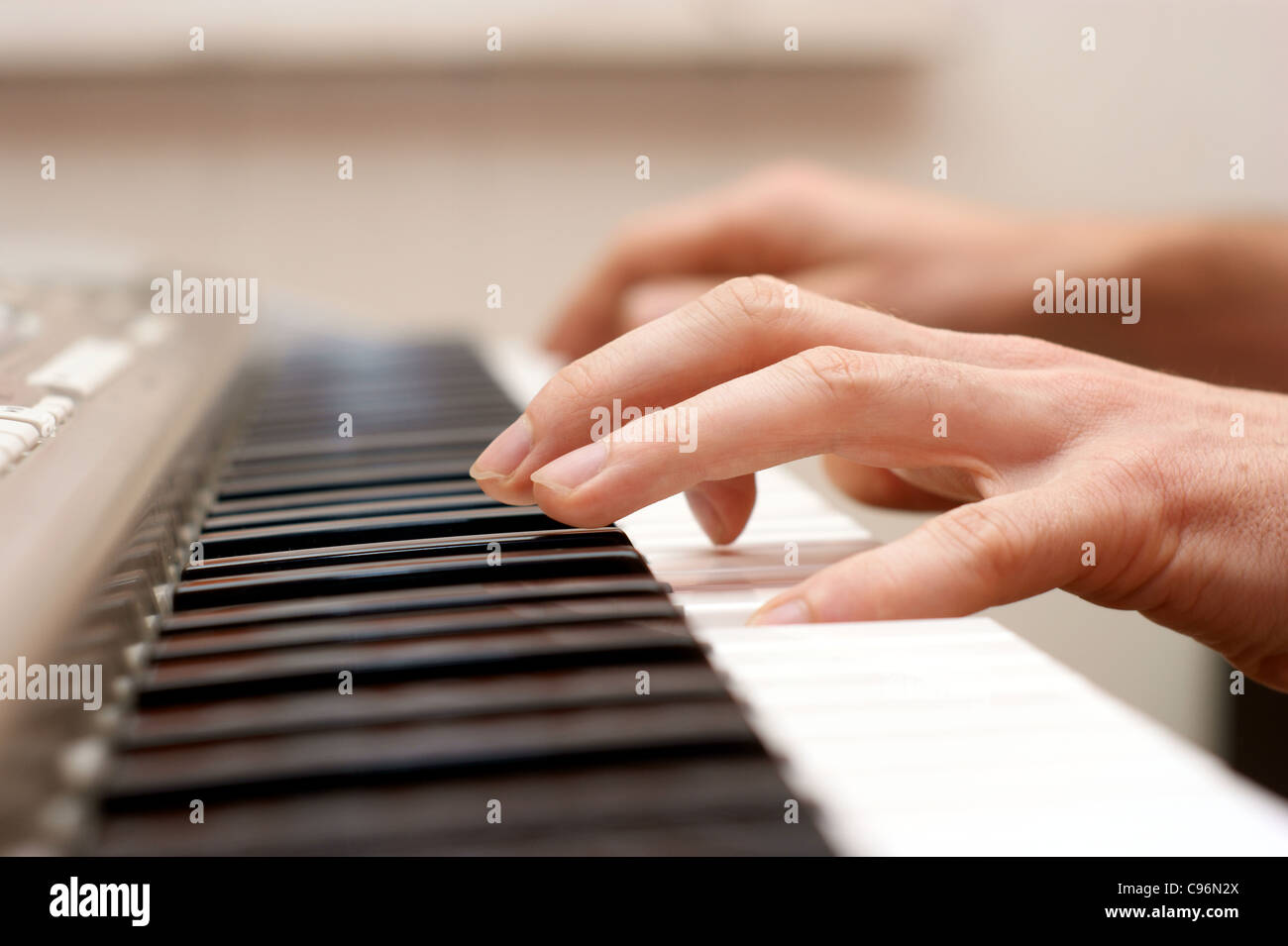 Pianiste mains jouant de la musique au piano, les mains et le joueur de piano, claviers Banque D'Images