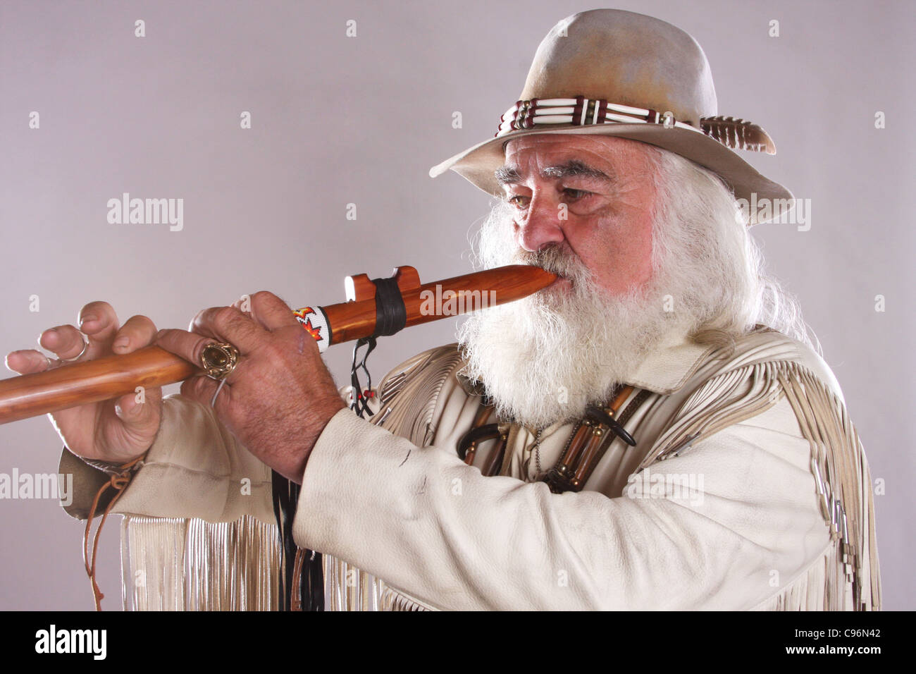 Un Native American Indian habillé homme jouant de la flûte Banque D'Images