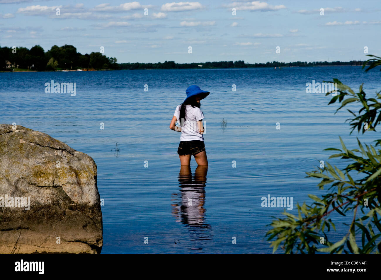 Femme pêchant dans le lac. Banque D'Images