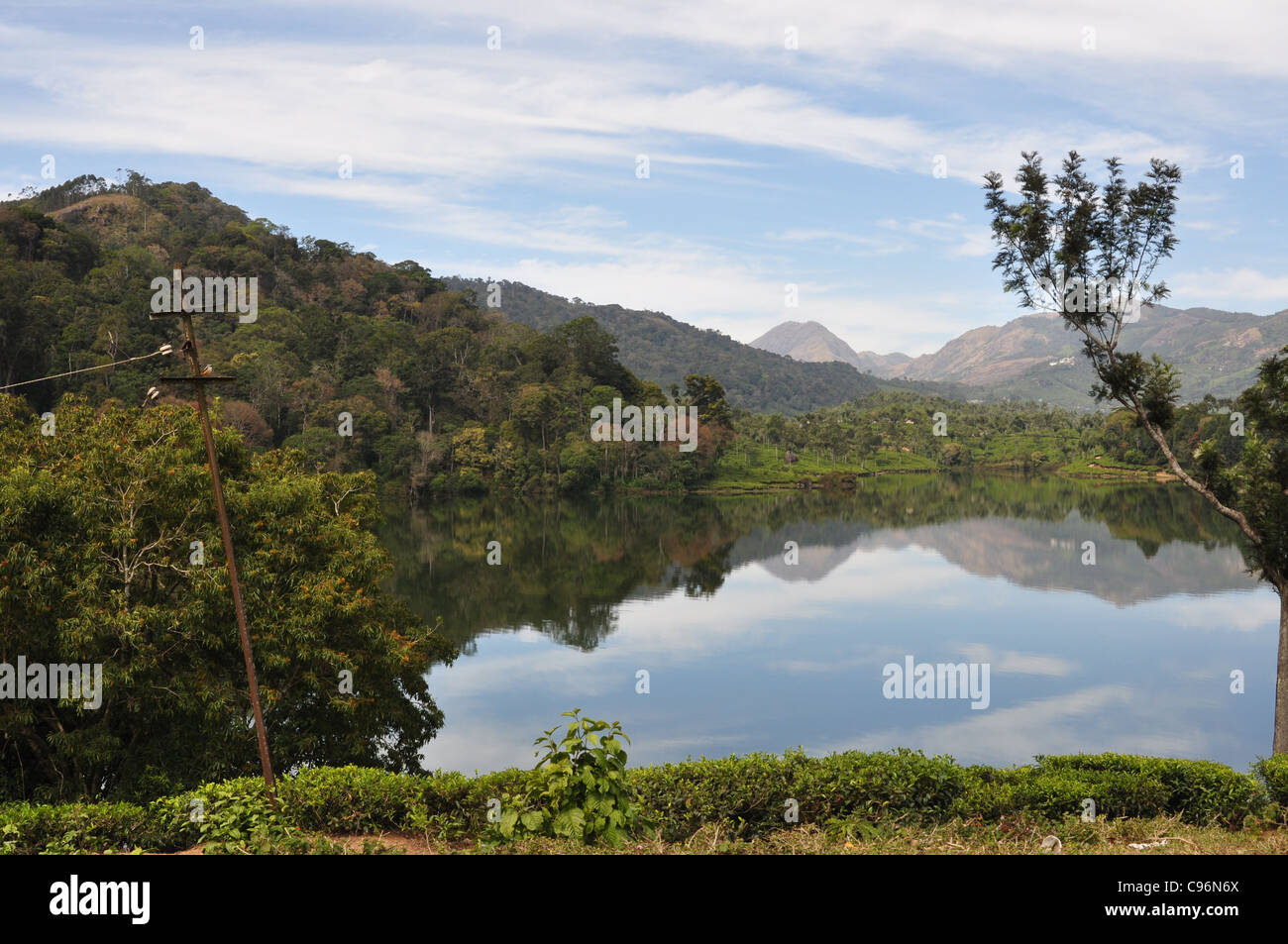 Un réservoir d'eau douce, l'homme a fait, dans les collines de Munnar, Inde Banque D'Images