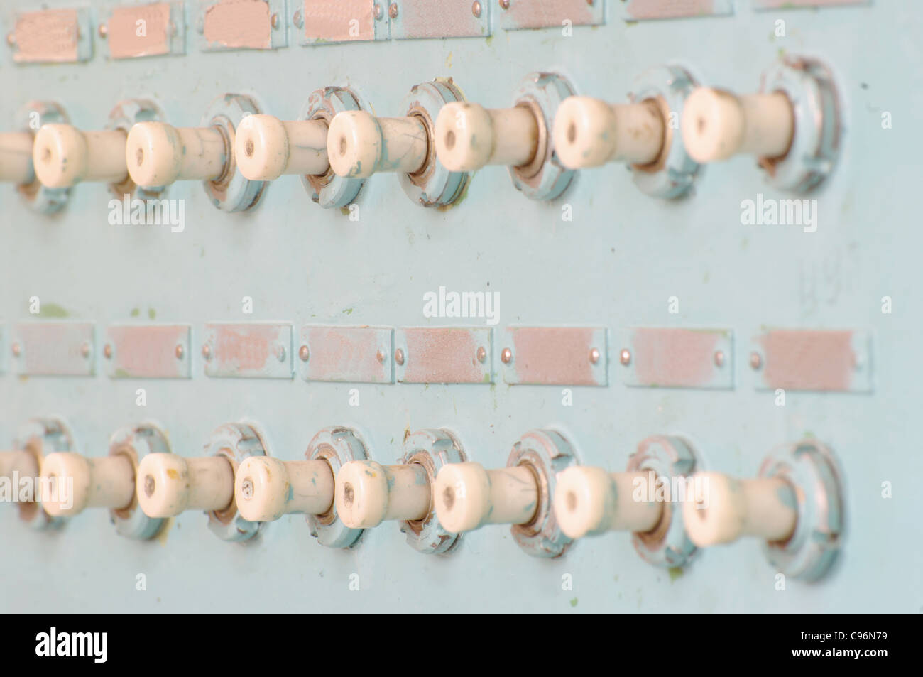 Série de boutons sur une ancienne commande industrielle Banque D'Images