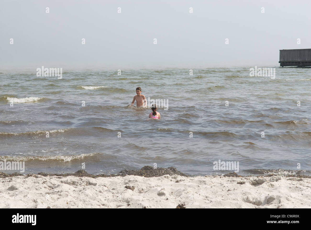 Frère et soeur DANS L'EAU Banque D'Images