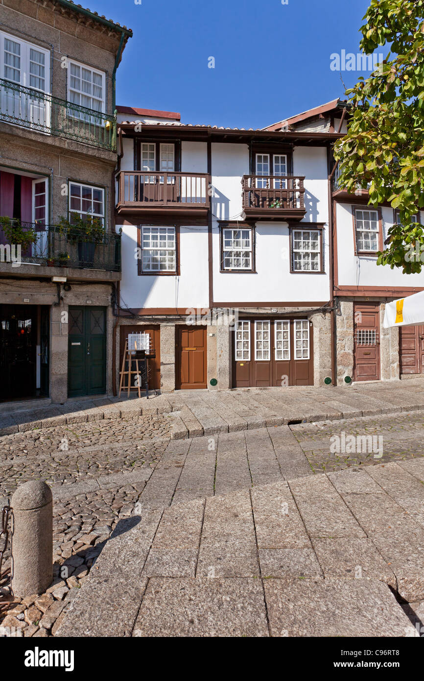 Santiago place médiévale (également connu sous le nom de Sao Tiago ou Sao Thiago) dans le centre historique de Guimaraes, Portugal. Patrimoine mondial Banque D'Images