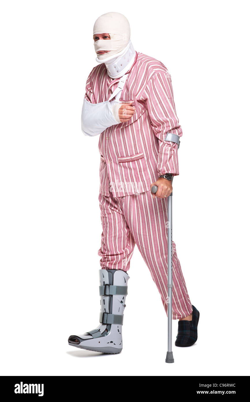 Photo d'un homme blessé qui marche sur des béquilles, isolé sur un fond blanc. Banque D'Images
