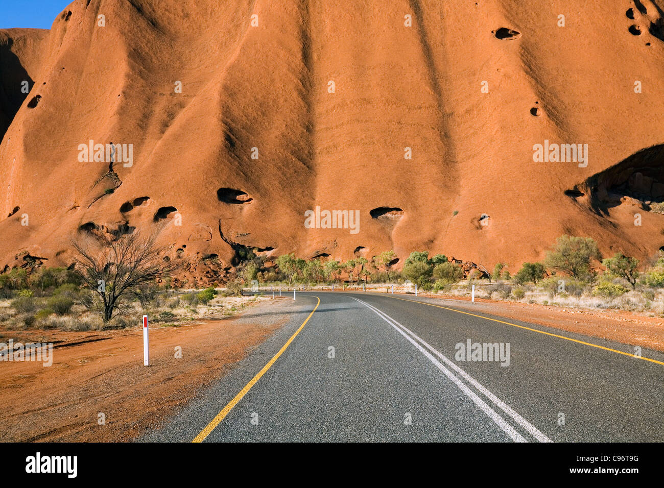La route vers Uluru (Ayers Rock). Le Parc National d'Uluru-Kata Tjuta, Territoire du Nord, Australie Banque D'Images
