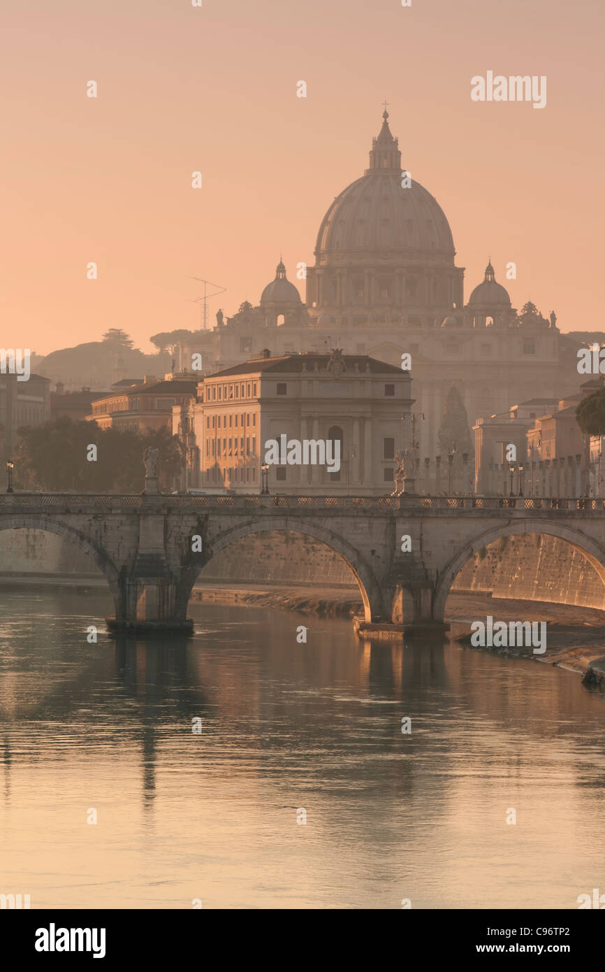 La Basilique St Pierre et du Ponte Sant'Angelo, Rome, Italie Banque D'Images