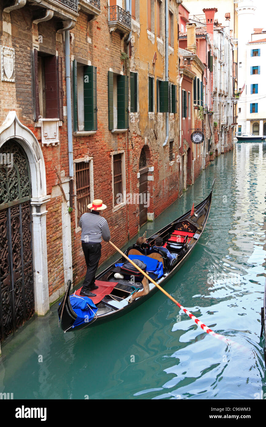 Les touristes de prendre un tour sur une gondole, Venise, Italie, Europe. Banque D'Images