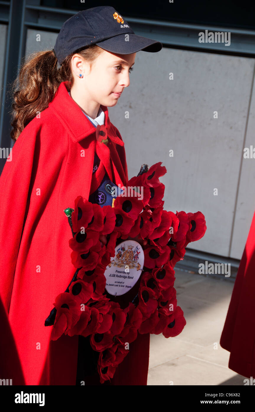 Souvenir Dimanche, 13 novembre 2011 à Londres.jeune membre du Peuple Juif Ladies' et les filles' Brigade, Redbridge Banque D'Images