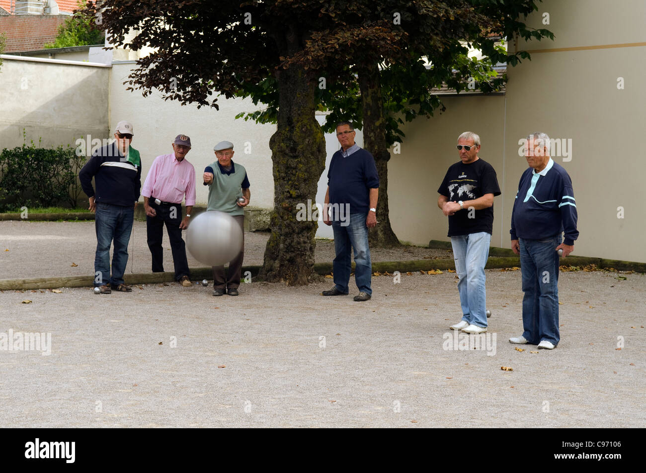Un groupe d'hommes français jouer aux boules dans un petit espace ouvert dans le Touquet France Banque D'Images