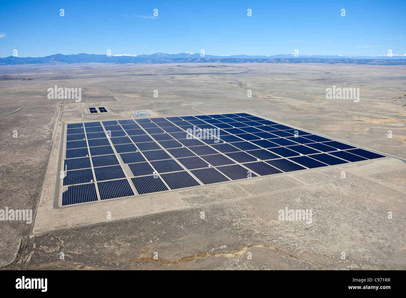 Ferme solaire au milieu d'un vaste désert de l'Amérique du Nord. Banque D'Images