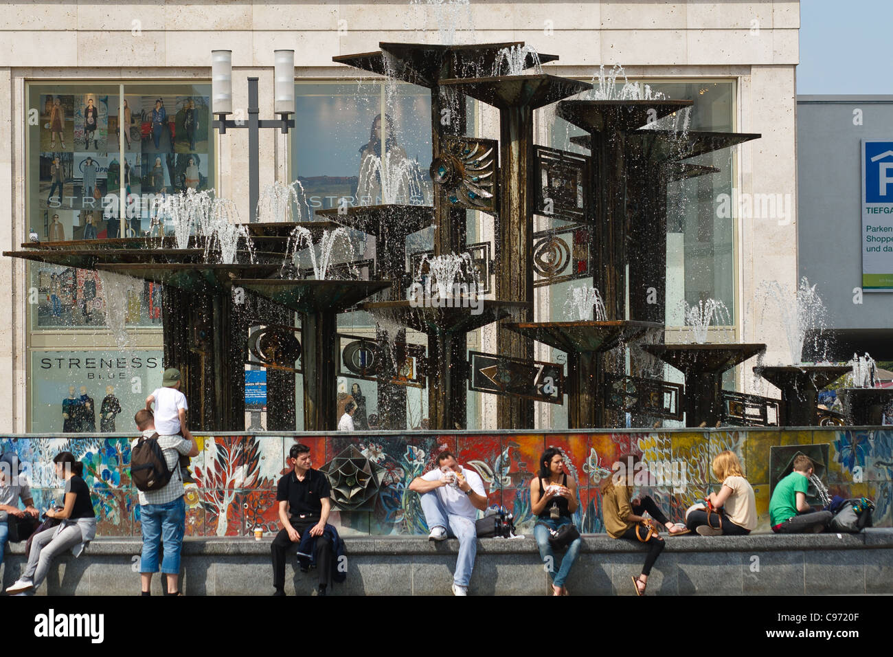 Fontaine de l'Amitié Internationale, l'Alexanderplatz, Berlin, Allemagne. Banque D'Images