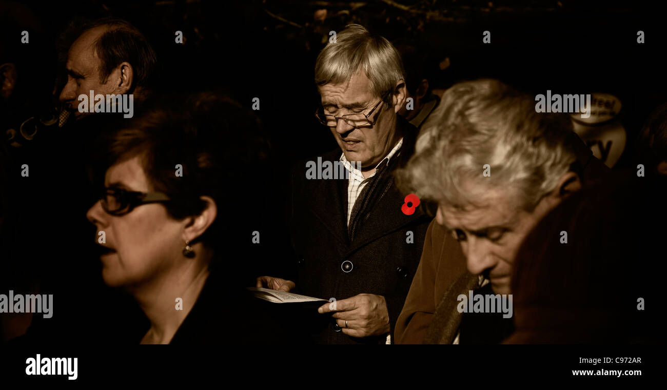 Les gens et congrégation à l'extérieur un service du Jour du Souvenir dans l'enceinte de l'église de St Lawrence Abbots Langley Herts Banque D'Images