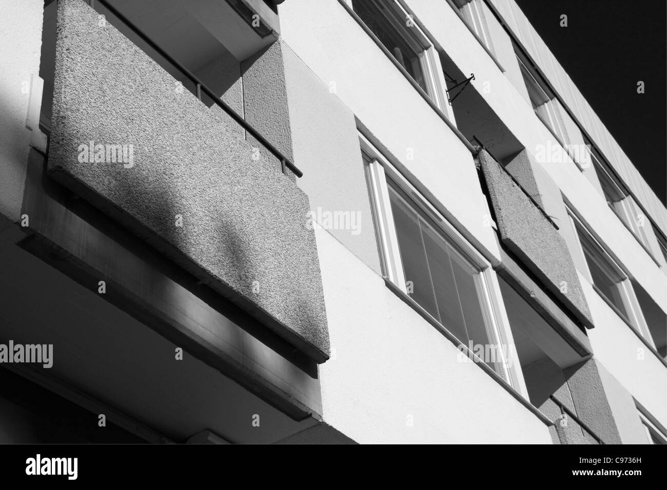 Noir et blanc la photo en gros plan de bâtiment blanc avec un balcon Banque D'Images
