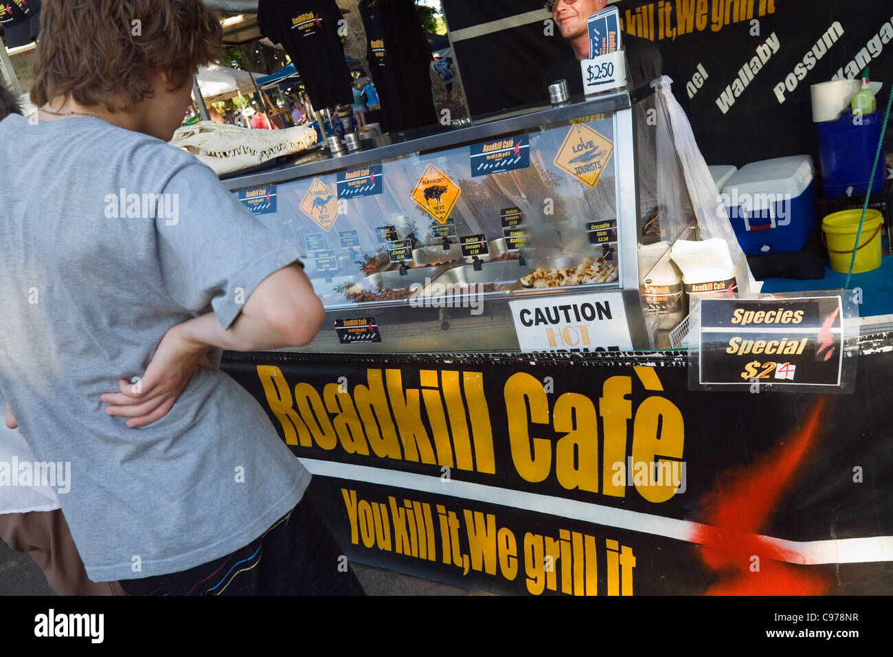 Le Roadkill Cafe - un des nombreux stands de nourriture au marché Mindil Beach Sunset. Darwin, Territoire du Nord, Australie Banque D'Images