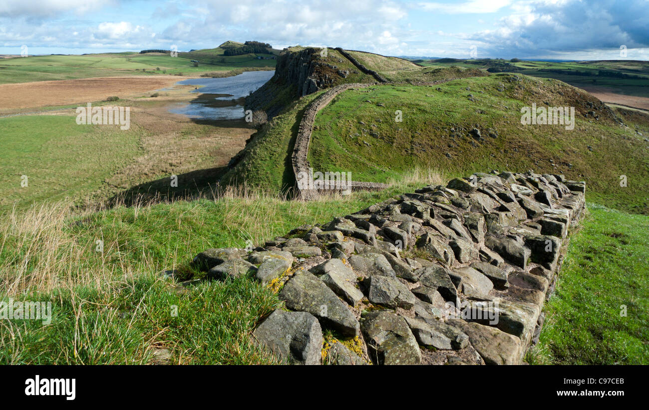 Une vue du paysage antique du mur d'Hadrien regardant vers l'est vers Housesteads Roman fort dans Northumberland Angleterre KATHY DEWITT Banque D'Images