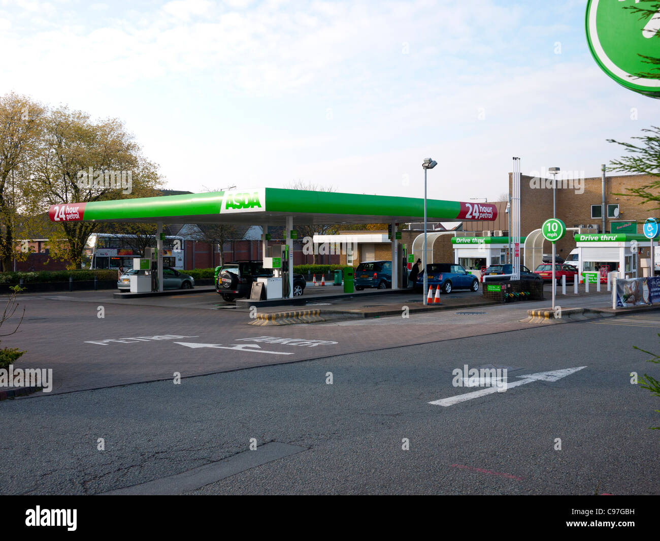 L'Asda Fuel Station service 24h/24, Chadderton, Oldham, Lancashire, England, UK. Banque D'Images