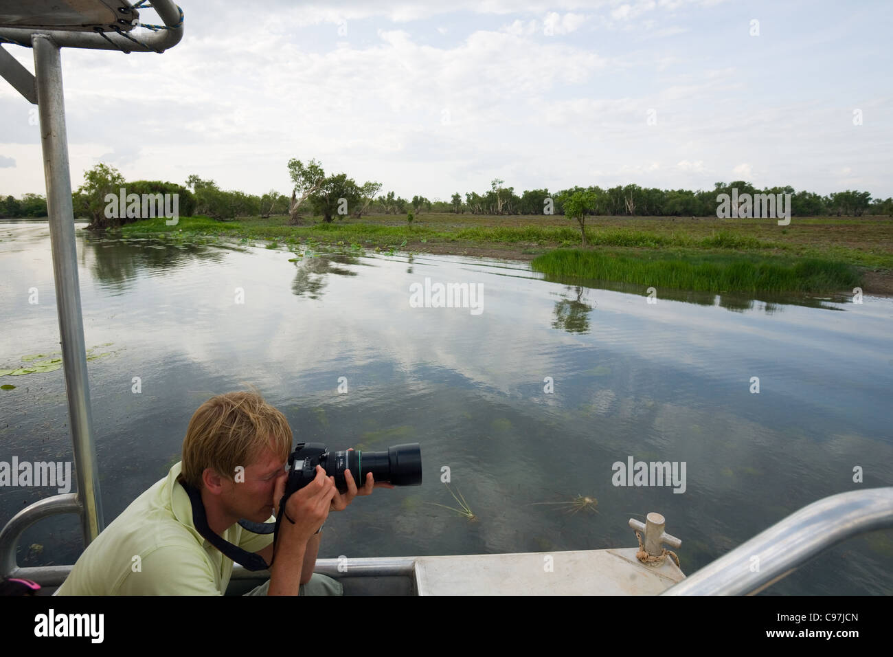 Photographier la faune touristique sur une Mary River Wetlands croisière. Mary River National Park, Territoire du Nord, Australie Banque D'Images