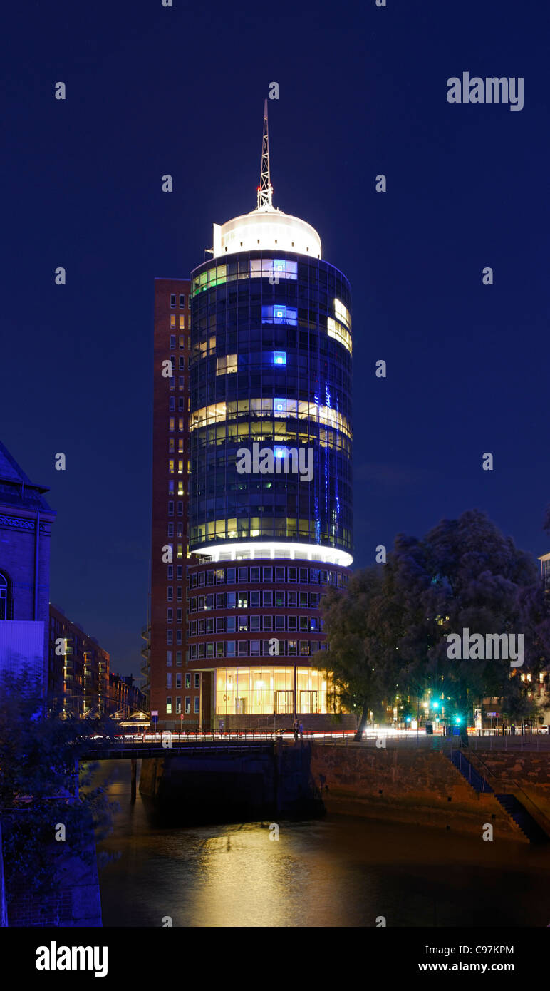 Port illuminé par la lumière des néons bleu par l'artiste Michael Batz, Port bleu art project, Hambourg Banque D'Images