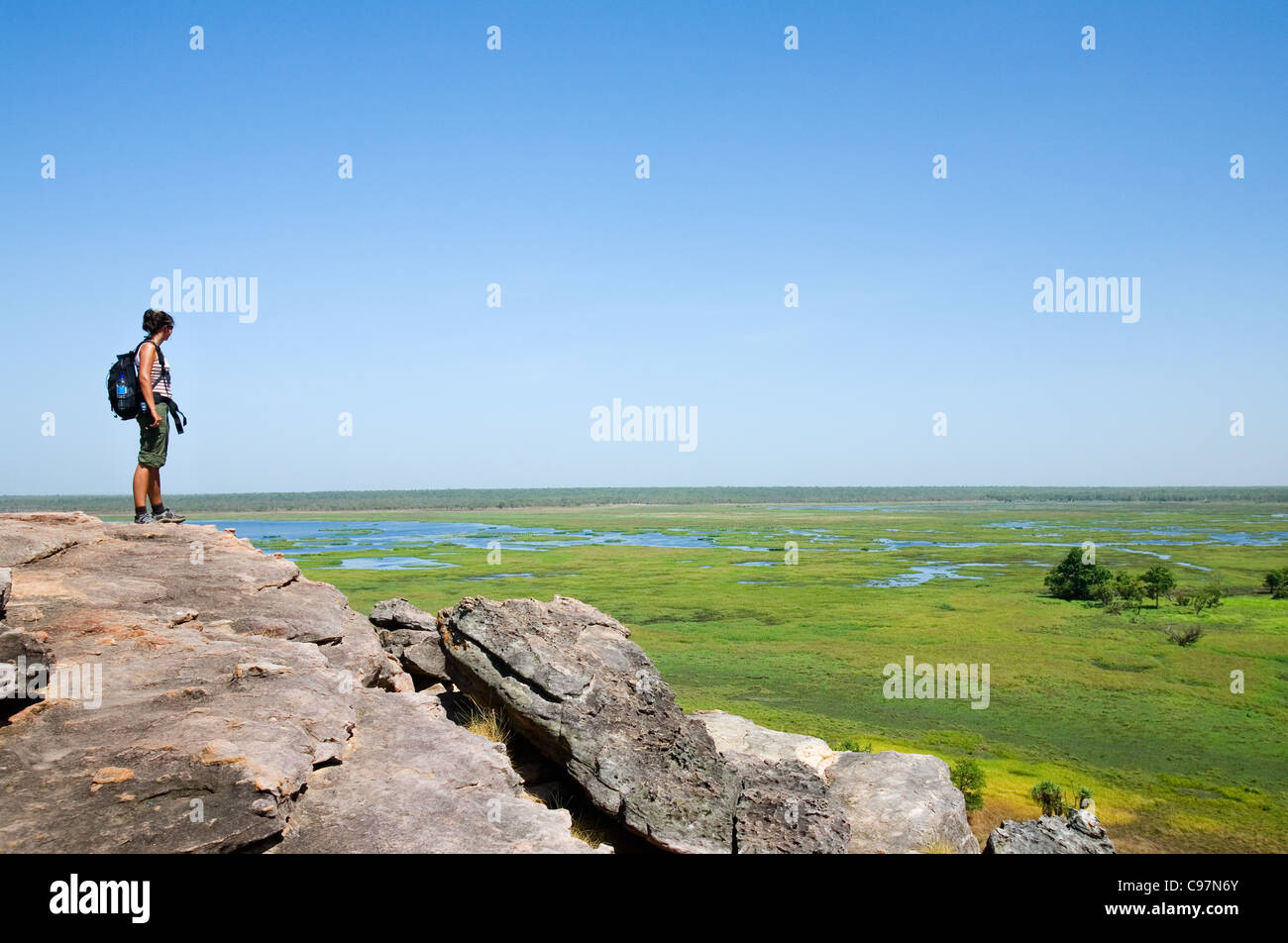 Un randonneur donne sur la plaine d'Ubirr à Nadab. Le Kakadu National Park, Territoire du Nord, Australie Banque D'Images