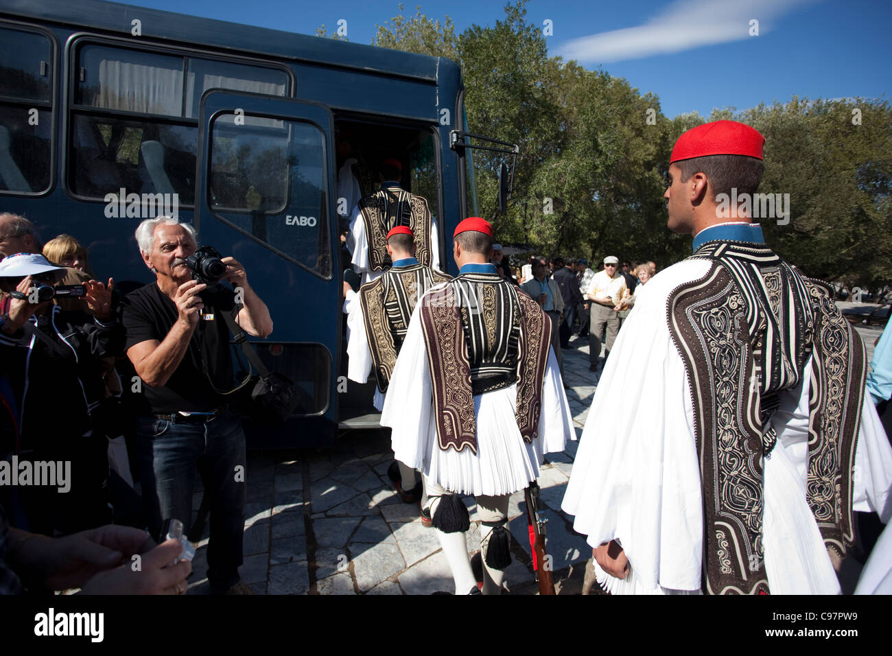 Les Gardes Evzone grecque par autocar jusqu'à l'Acropole, Athènes, Grèce. Banque D'Images