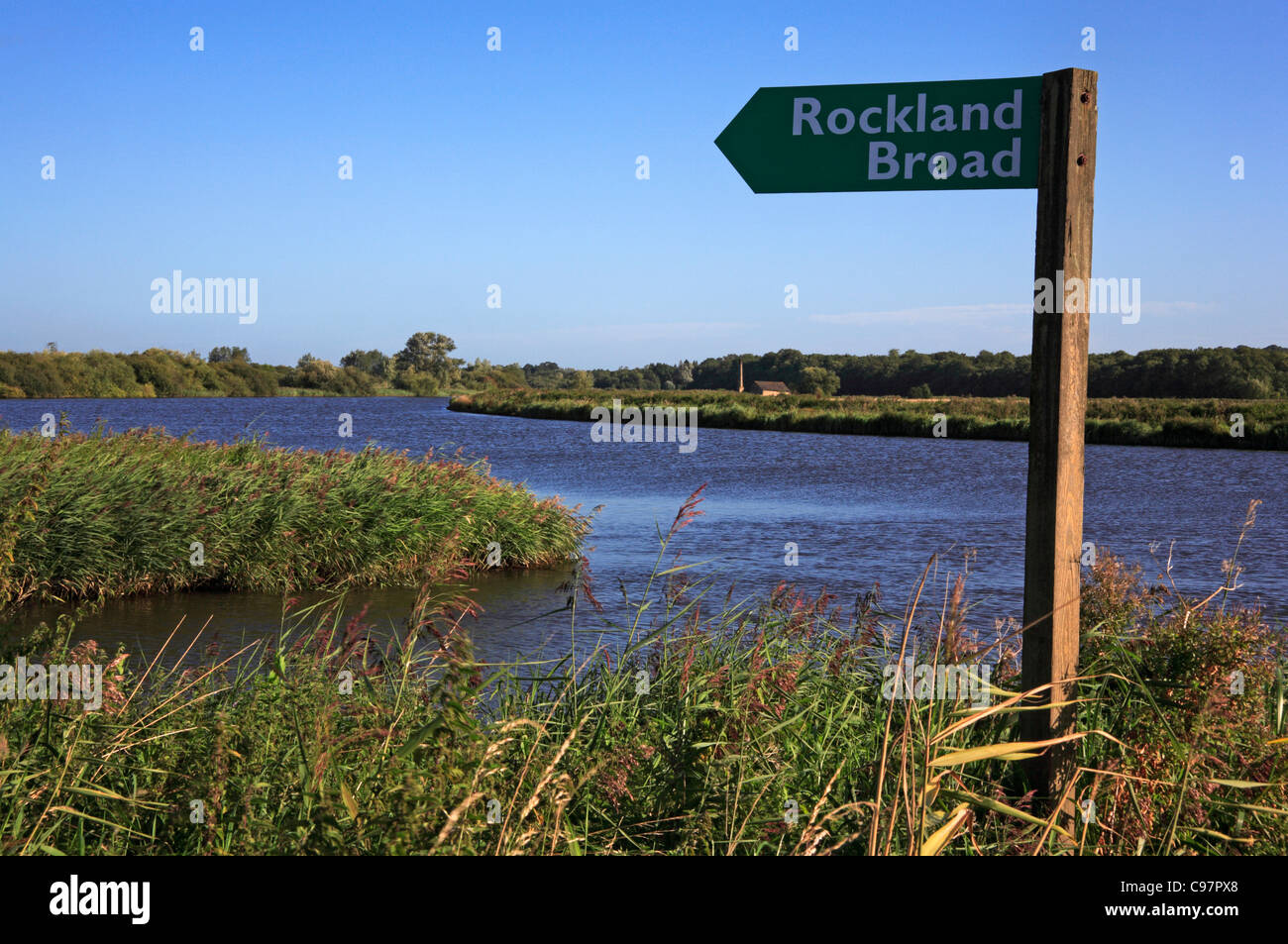 Signe indiquant Rockland large de la rivière Yare Rockland à St Mary, Norfolk, Angleterre, Royaume-Uni. Banque D'Images