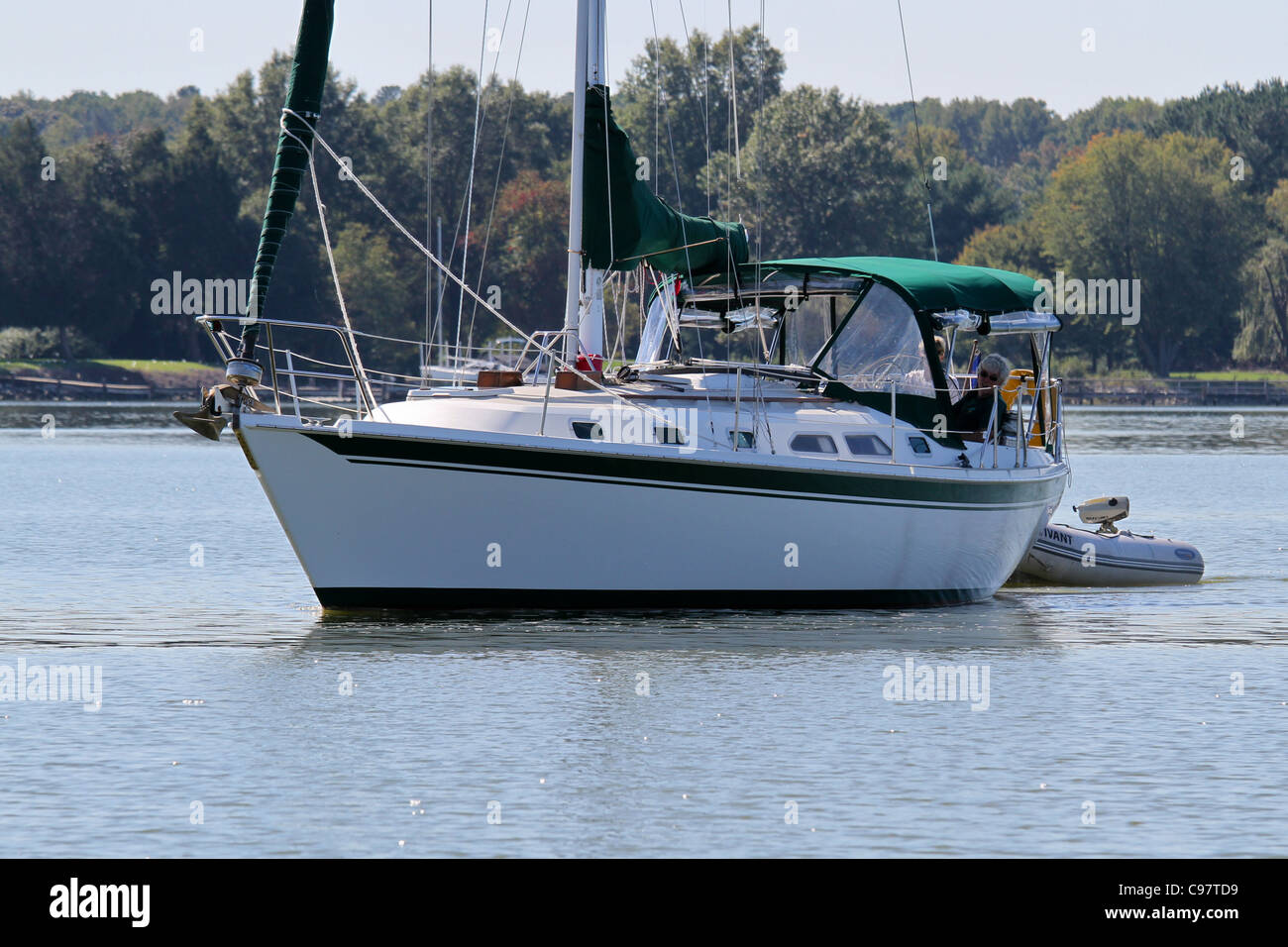 Un voilier de croisière sur Trippe Creek Banque D'Images