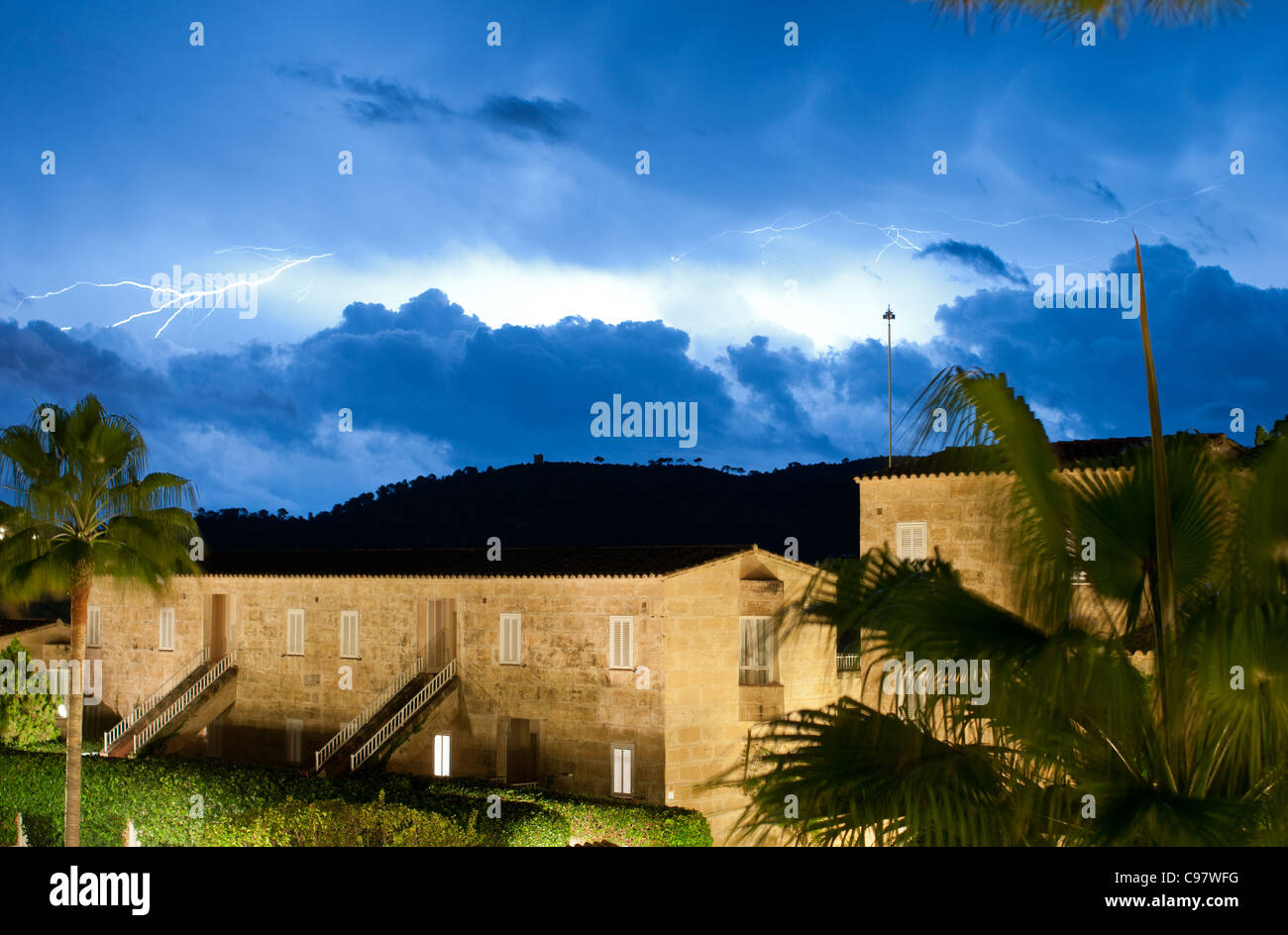 Un orage s'allume le ciel nocturne au Camp de Mar près de Port d'Andratx à Majorque. Banque D'Images