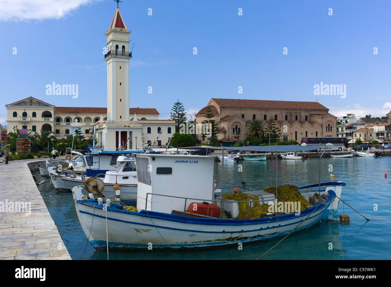 Bateaux de pêche dans le port avec l'église Saint Jean à l'arrière-plan, la ville de Zakynthos, Zakynthos, Grèce, Europe Banque D'Images