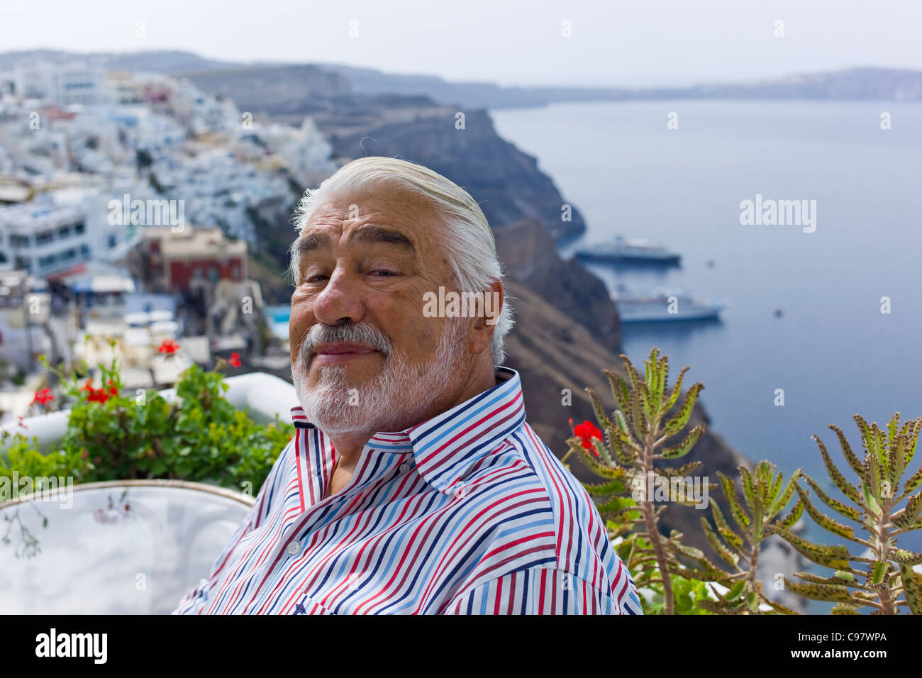 L'acteur Mario Adorf sur une terrasse près de Fira (à l'occasion de prises de vues pour la production de films) Degeto-Mona ARD Santorini Grèce Euro Banque D'Images