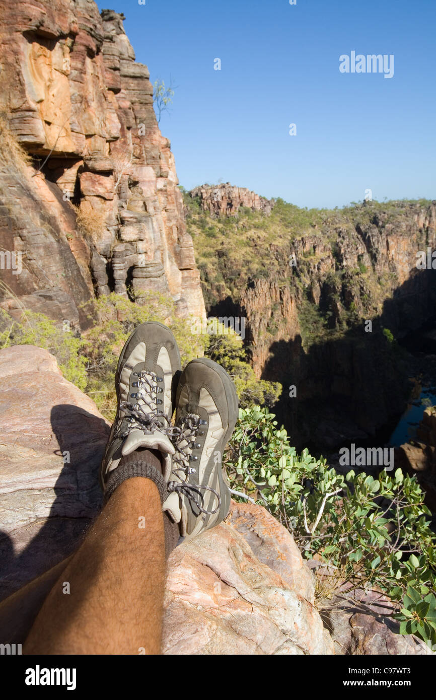 Randonneur détente sur le Marlam Barrk Annif en haut de Jim Jim Falls. Le Kakadu National Park, Territoire du Nord, Australie Banque D'Images
