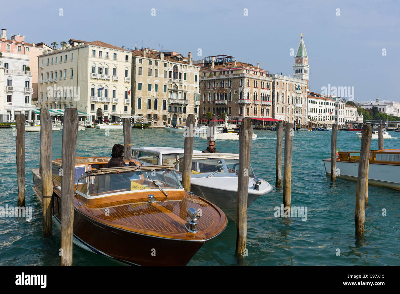 Les taxis de l'eau sur le Canale Grande avec Campanile tower en arrière-plan, le Campanile di San Marco, Venice, Veneto, Italy, Europe Banque D'Images