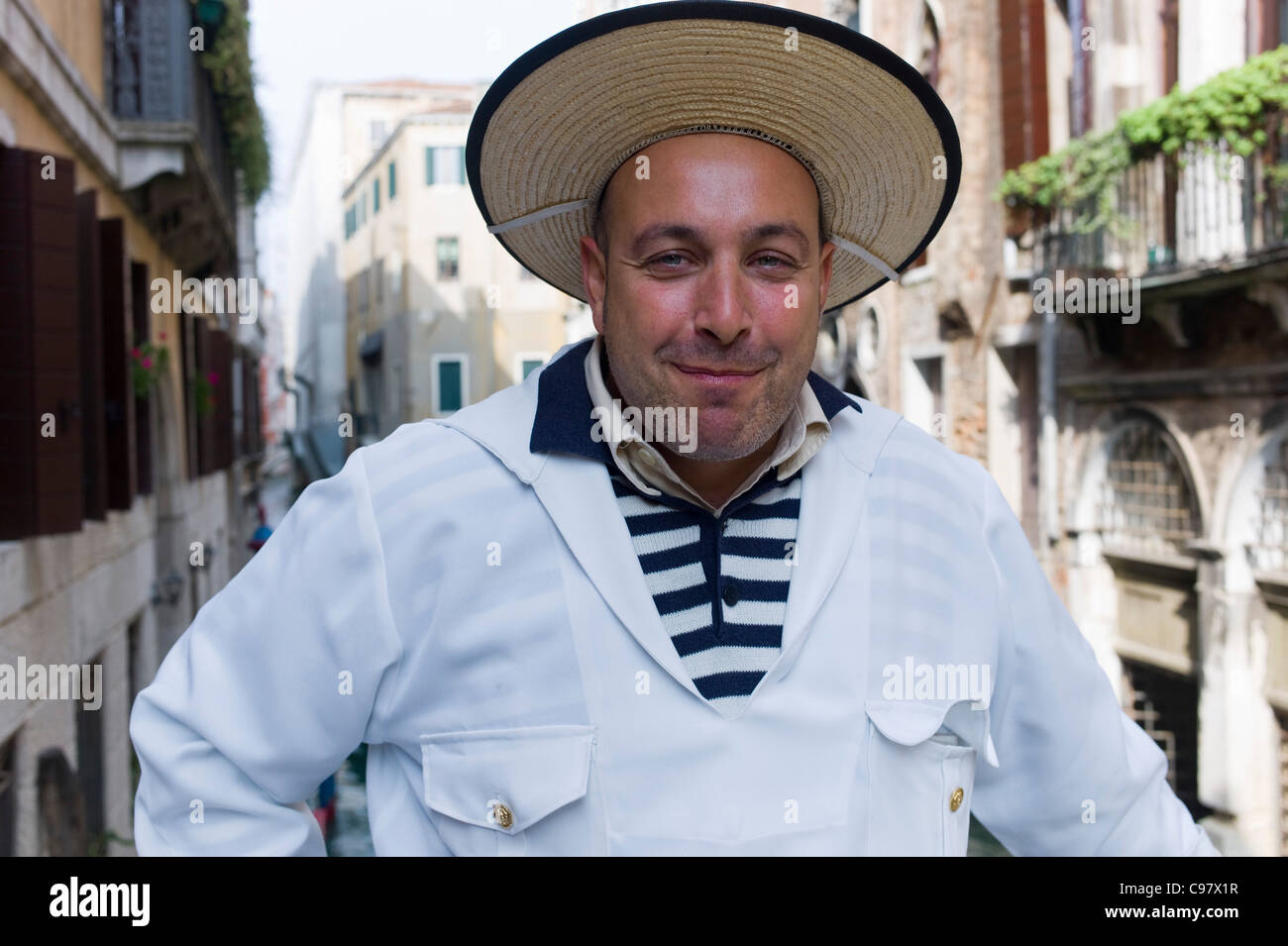 Cheerful gondolier, Gondolieri portant les vêtements traditionnels, Venise, Vénétie, Italie, Europe Banque D'Images
