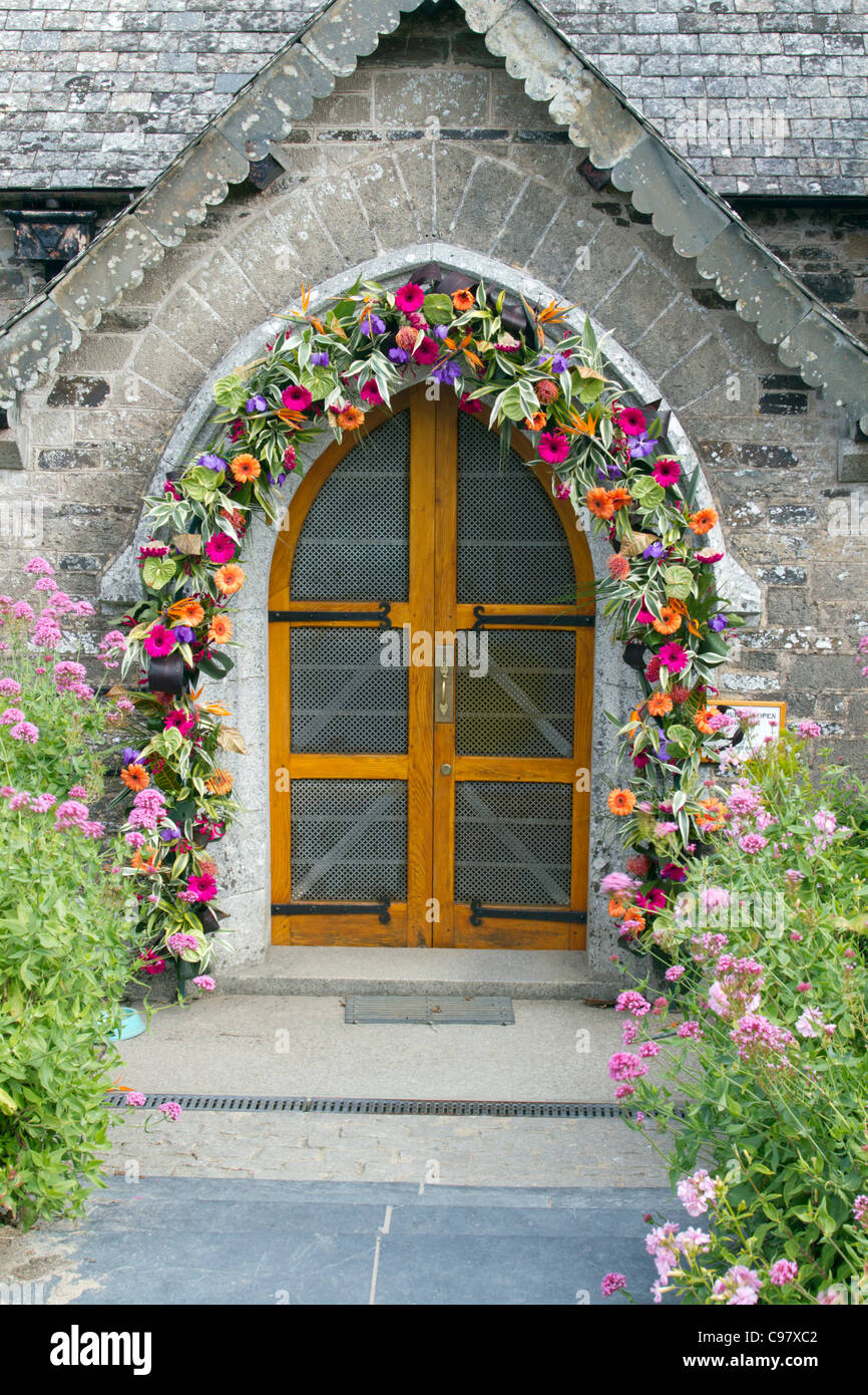 L'église St Enodoc ; décoration de porte pour mariage, Cornwall, UK Banque D'Images