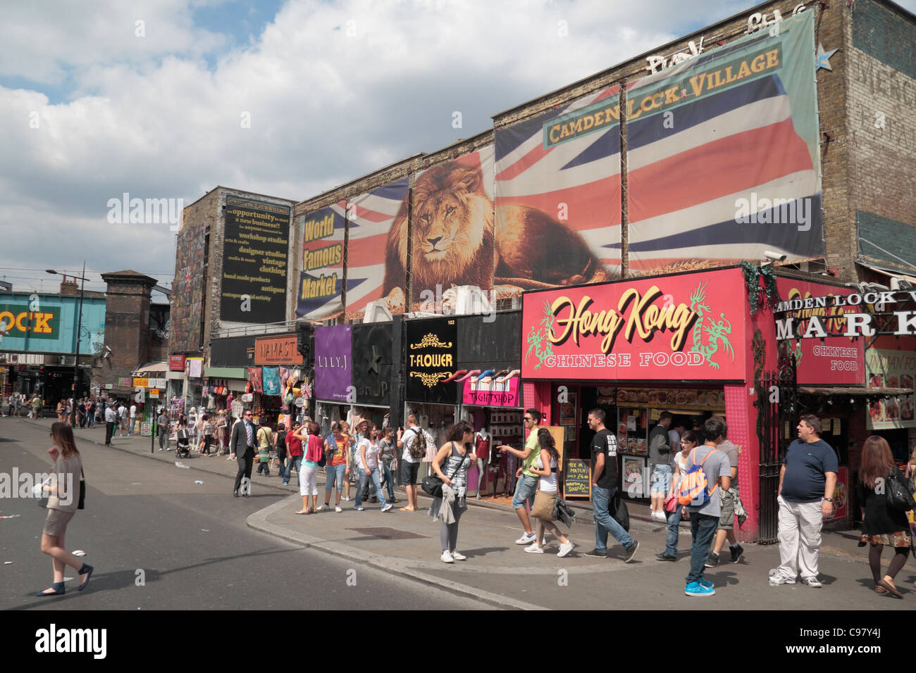 Afficher le long de Camden High Street, près de Camden Market, à Camden Town, Londres, UK Banque D'Images