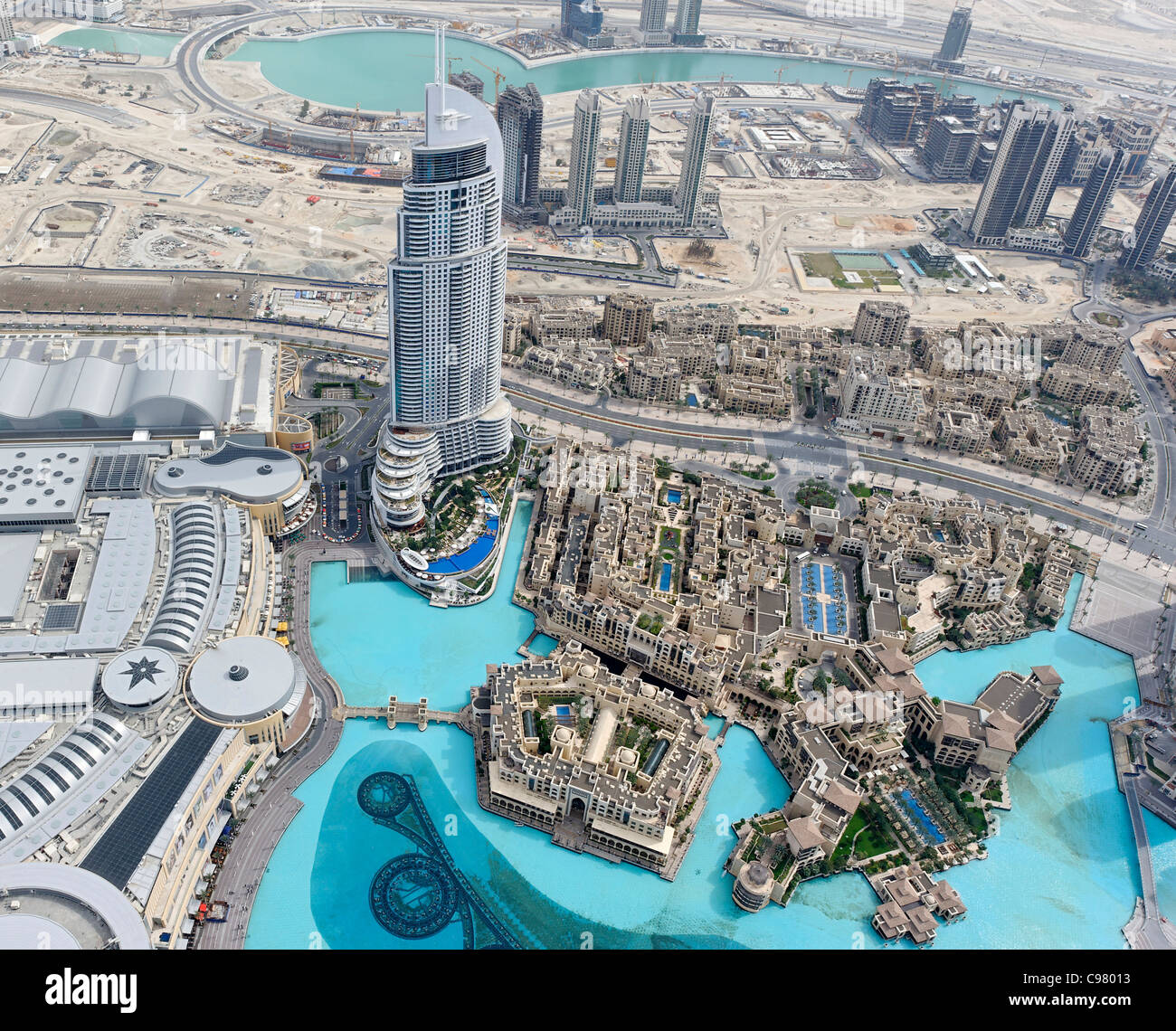 Vue depuis le pont d'observation au sommet, Burj Khalifa, plus haut édifice au monde, le centre-ville de Dubaï, aux Émirats Arabes Unis Banque D'Images