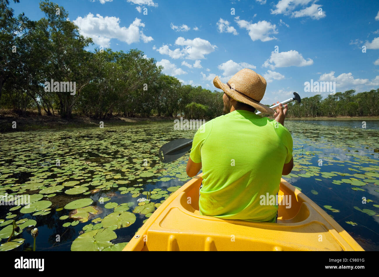 Canoë sur l'homme Annaburroo Billabong, Kakadu National Park, Territoire du Nord, Australie Banque D'Images