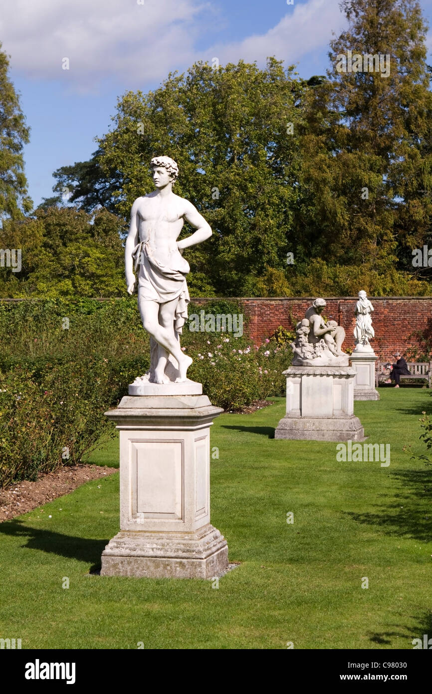 Des statues dans le jardin de roses à Hampton Court Palace, Londres Banque D'Images