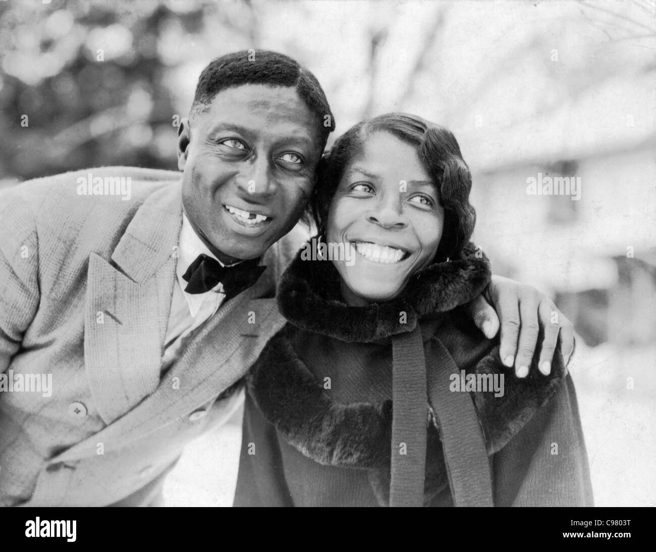 HUDDIE LEADBELLY) LEDBETTER-nous Bleu musicien avec femme Martha après leur mariage en Wilton, New York, Février 1935 Banque D'Images
